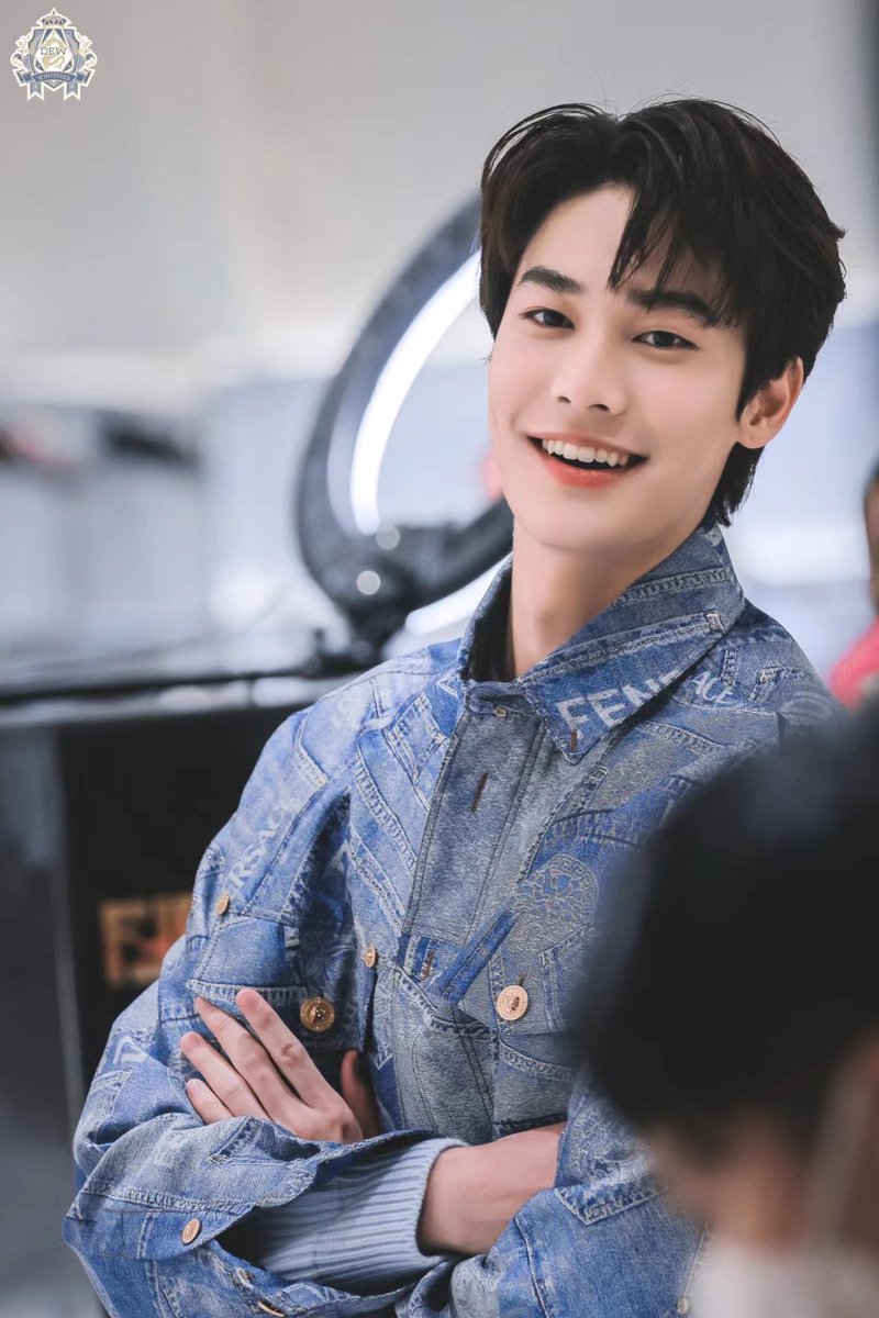 dew_fairyland's tweet photo. You are the last romantic ode when all is quiet.
你是万籁俱寂后的最后一首浪漫咏颂。
@dew_jsu #dew_jsu 
@Dewjsu_club #สำนักเจสุไร้พ่าย 
#Versacebyfendi
#jsukungfuAcademy https://t.co/gZAt8aYFTx