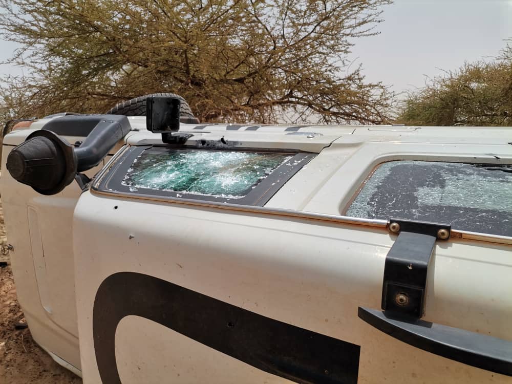 UN_MINUSMA's tweet photo. #Mali Aujourd'hui vers 13h à #Tombouctou (rte aéroport), l'un de nos véhicules a été pris pour cible par des assaillants armés. Plusieurs coups de feu, le véhicule s'est renversé. 1er bilan: pas de victimes &amp; assistance @FAMa_DIRPA aux accidentés. https://t.co/EXBTFYb4Uo