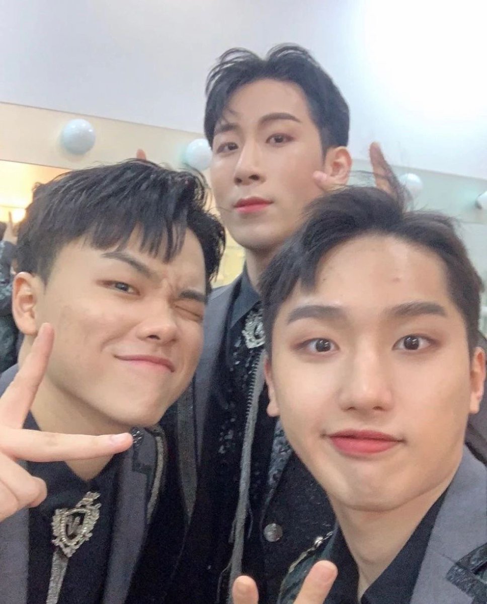 mont_brazil's tweet image. [Update - INSTAGRAM @/u_jin_1204_jerkfamily]
&amp;lt;180522&amp;gt;

"#🤳 

#BlueHelmet #ASongOfMeissa"