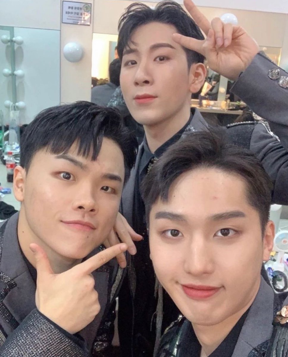 mont_brazil's tweet image. [Update - INSTAGRAM @/u_jin_1204_jerkfamily]
&amp;lt;180522&amp;gt;

"#🤳 

#BlueHelmet #ASongOfMeissa"