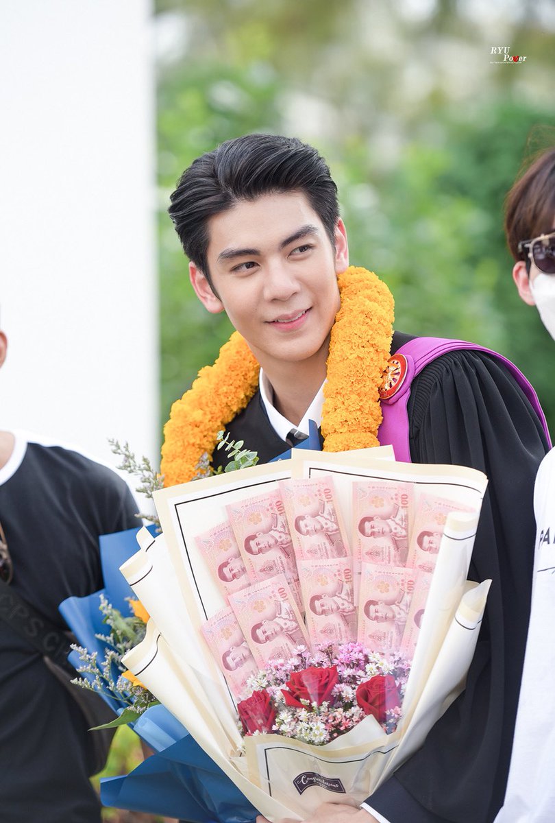 Ryu__Power's tweet photo. HQ - Pic 5 [220519]

วันนี้บัณฑิต ริว วชิรวิชญ์ @ryuvachirawich
แฮปปี้สุดๆเลยค่ะ เรียนจบแล้ววว 📚🎓👏🏻🎉

#ริววชิรวิชญ์ 
#RyuVachirawich 
#RYUPOWER https://t.co/HRkj2EGLBx