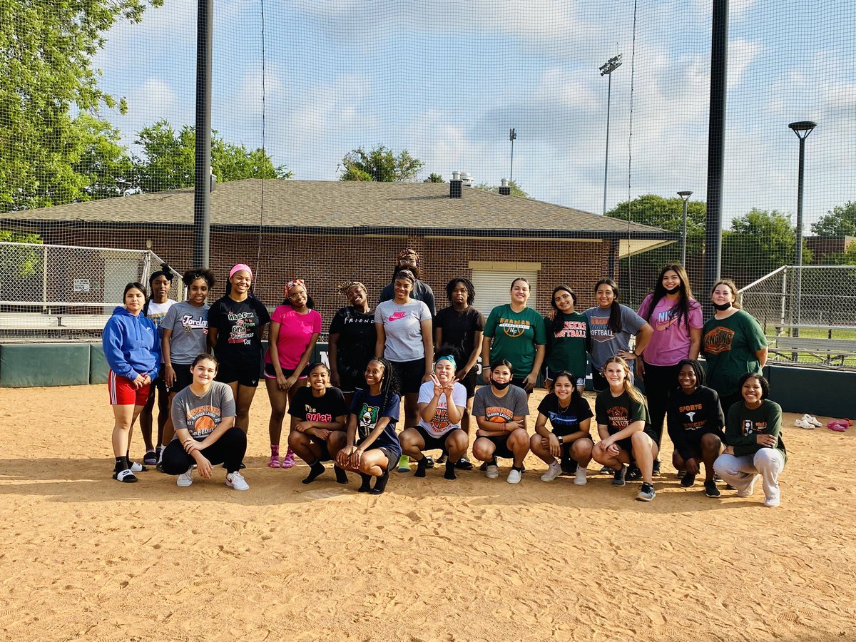 Fun morning at the field!! Thank you <a href="/NaamanGirls/">Naaman Forest Girls Basketball</a> 🏀 for joining us for a game of kickball!! <a href="/RangerLadies/">Ranger_Ladies_Athletics</a> #TheForest