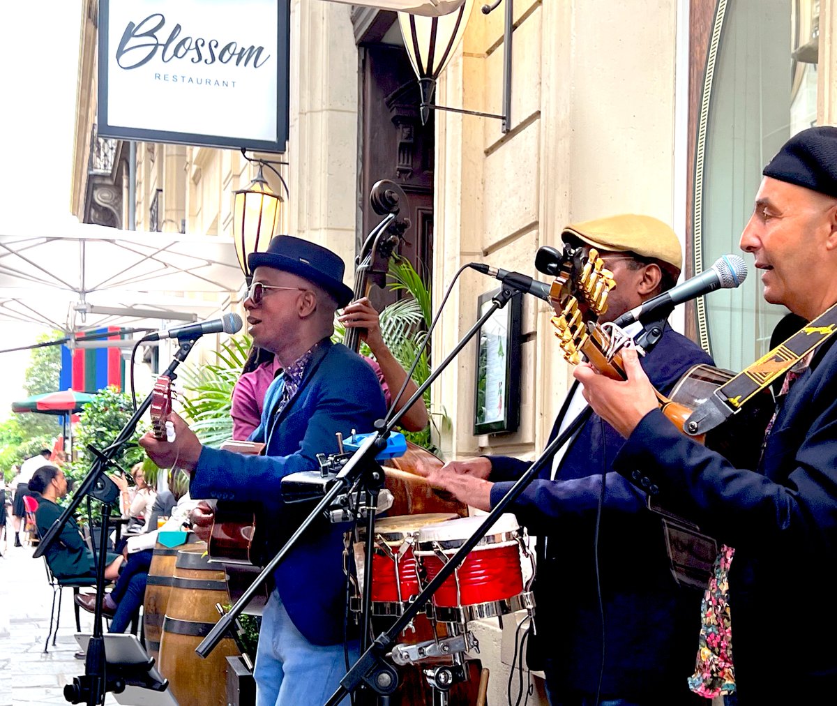 Chaque jeudi, de 18h30 à 20h, rendez-vous pour un concert live en terrasse ! Des rythmes cubains, un bar éphémère Diplomatico et les tapas de la cheffe Anaïs Foray... Evadez-vous ! Le Bar du Faubourg, 11 bis rue Boissy d’Anglas, Paris 8e #events #bar #Live #tonight