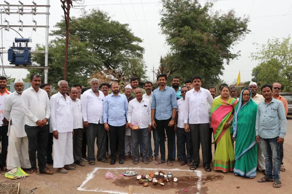 Prateek_J_Patil's tweet photo. ऐतवडे बुद्रुक (ता. वाळवा) येथील कावखडी फाटा ते ढगेवाडी फाटा, काळुगडे वस्ती, कुंभार टेक, धनगरवस्ती पर्यंत जाणाऱ्या पाणी योजनेच्या वाढीव पाईपलाईन कामाचा शुभारंभ केला. यावेळी मित्र विराज नाईक व रणधीर नाईक उपस्थित होते. https://t.co/dJT02FuLOk