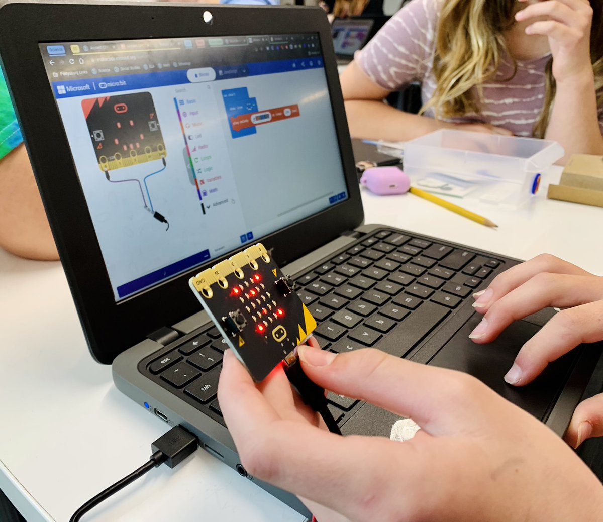 Day 2 of using our newly acquired @microbit_edu V2s - Here’s a THREAD of some of the amazing projects students have created. #STEMeducation #MicrobitV2