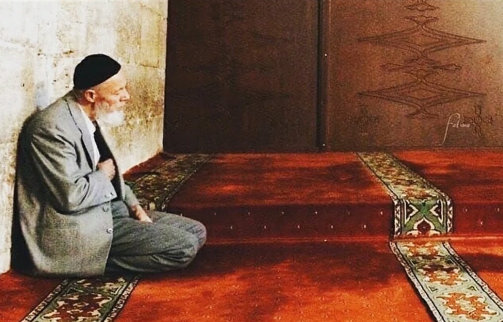 birhasem's tweet photo. Gecenin karanlığında Allah ile başbaşa kaldığında çocuk gibi davran. Zira çocuk istediğini alana kadar gözyaşı döker. 

İbnû'l Cevzî https://t.co/iXD4BkBh0x