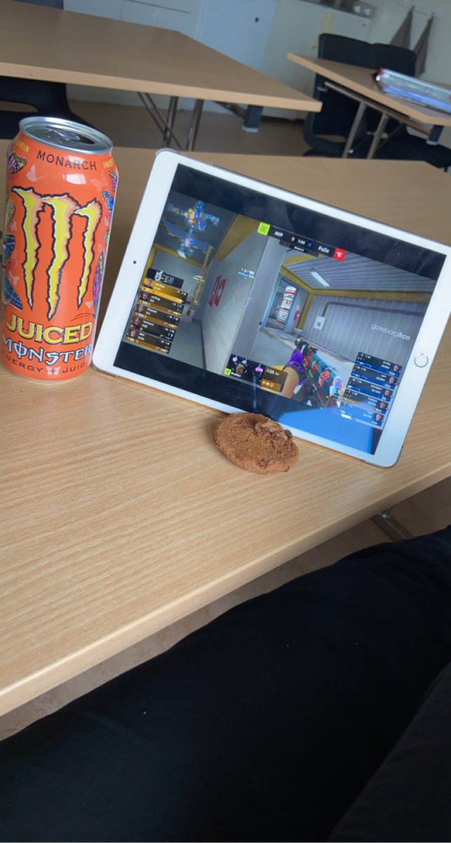 jhulnaa's tweet photo. Även om jag jobbar måste jag ju kolla! Tur att man har matrast. #esportstudion #PGLANTWERPMAJOR #CSGO https://t.co/gjmLSfYVsz