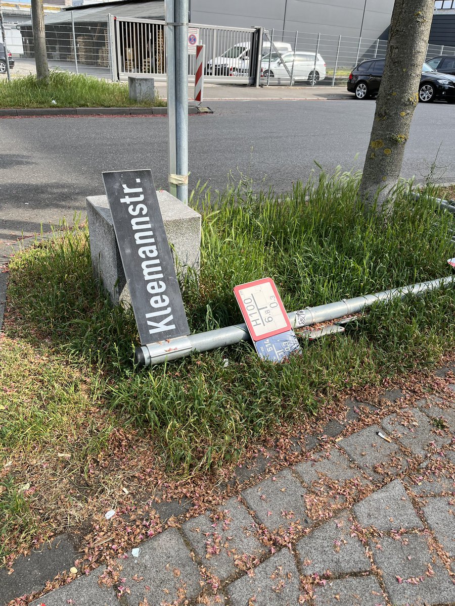 JKdigi10's tweet photo. “Der Typ mit den Masken heißt Kliemann, nicht Kleemann! Ihr müsst das Straßenschild nicht gleich absägen!!!”
#kliemann #Boehmermann ##kliemannsland https://t.co/nSdqoa6nbu