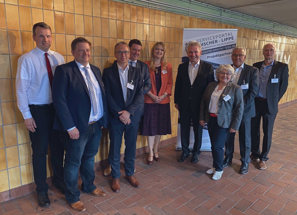 WirtschaftNRW's tweet photo. In der Region Emscher-Lippe wird das #digitale Bürgeramt Realität. Minister @A_Pinkwart beim Abschluss des Projekts ‚Serviceportal Emscher-Lippe‘: Wichtiger Beitrag auf dem Weg in die digitale Verwaltung der Zukunft in #NRW. #DigitalDurchstarten https://t.co/a8e9VzCymZ