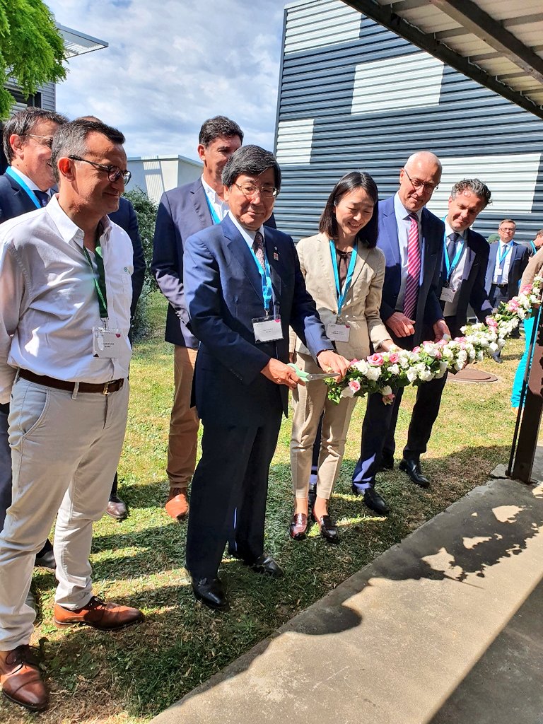 semaeOuest's tweet photo. Inauguration de l'usine de production de #semences potagères de l'entreprise Sakata Vegetable Europe en Anjou en présence de Mr Sakata et de nombreux élus locaux
🇨🇵= leader mondial des #semences ,filière d'excellence, #innovation, #LaSemenceLaSolution
#TransitionAgroecologique https://t.co/DMhoe0csPT
