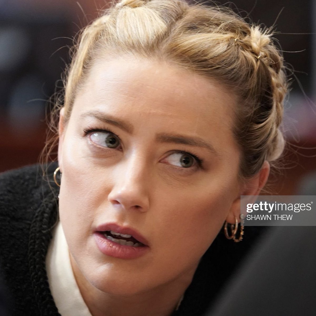 j0hnnycdpp's tweet image. amber heard literally has a scratch on her forehead right now in court that she couldn't cover with makeup but she wants us to believe she covered black eyes, a broken nose, split lips, bruises on the regular? alright then 

#deppvsheard