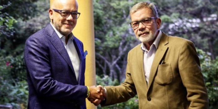 El jefe de la delegación de la Plataforma Unitaria de #Venezuela 🇻🇪 Gerardo Blyde y el jefe de la delegación de la administración de Nicolás Maduro, Jorge Rodríguez, sostuvieron un encuentro de cara a la reactivación del proceso de #negociación y #diálogo de #México 🇲🇽