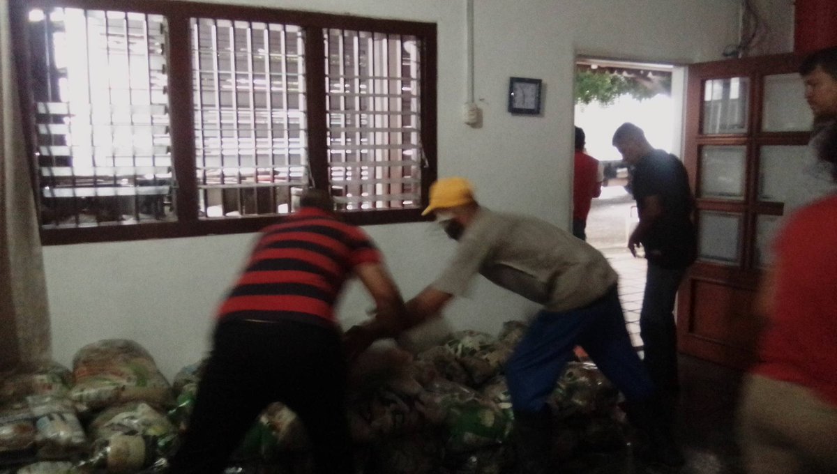 MunicipioUrena's tweet photo. #SoyComunicadorClap 3mil09 Familias del Município #PedroMariaUreña Recibieron la atención alimentaria #Clap. Gracias al trabajo que viene realizando Nuestro Gob.@FreddyBernal de la mano con el Alcalde @carrilloalcald1 el Ing.@BermudezJoseA
@NicolasMaduro
@JosuMaldonado13 https://t.co/CWmuPDUoJX