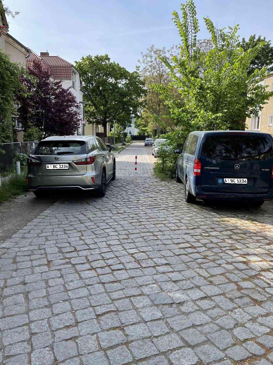 BikerPankow's tweet image. Rocket science: #Modalfilter als Abkürzungen für Rettungsfahrzeuge funktionieren nur, wenn sie nicht zugeparkt werden. Oder wenn die Feuerwehr mit dem Motorrad kommt. #Pankow #Güllweg