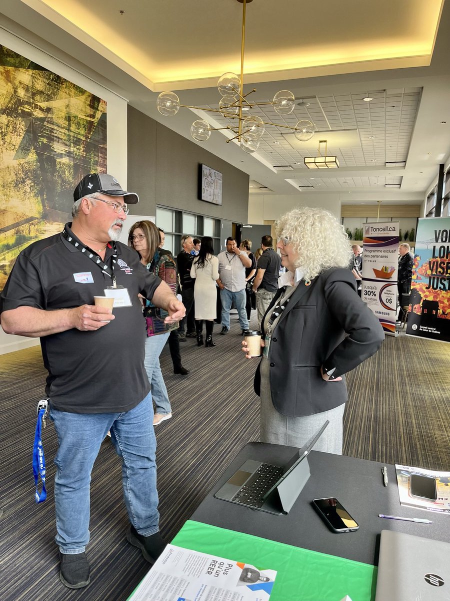 verodeseve's tweet photo. @Fondaction en action au congrès du Conseil central du Cœur-du-Quebec @laCSN #transformationpositive #engagement #noussommesfondaction https://t.co/5STewKFMZL