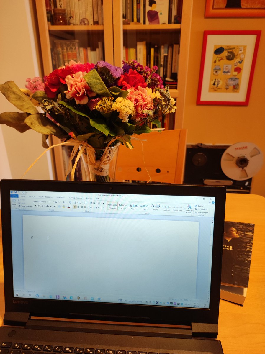 Suescudero's tweet photo. A mi rincón de trabajo todavía le ponen belleza las flores de mi #partnerinlove @CaosAzucarado ❤️ https://t.co/TU0qhAGnv6