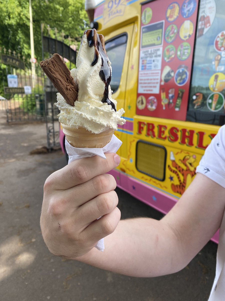 BexSaunders7's tweet photo. Found the ice cream man! 99 time! #britchick #mrwhippy https://t.co/Nxu66Rt06A