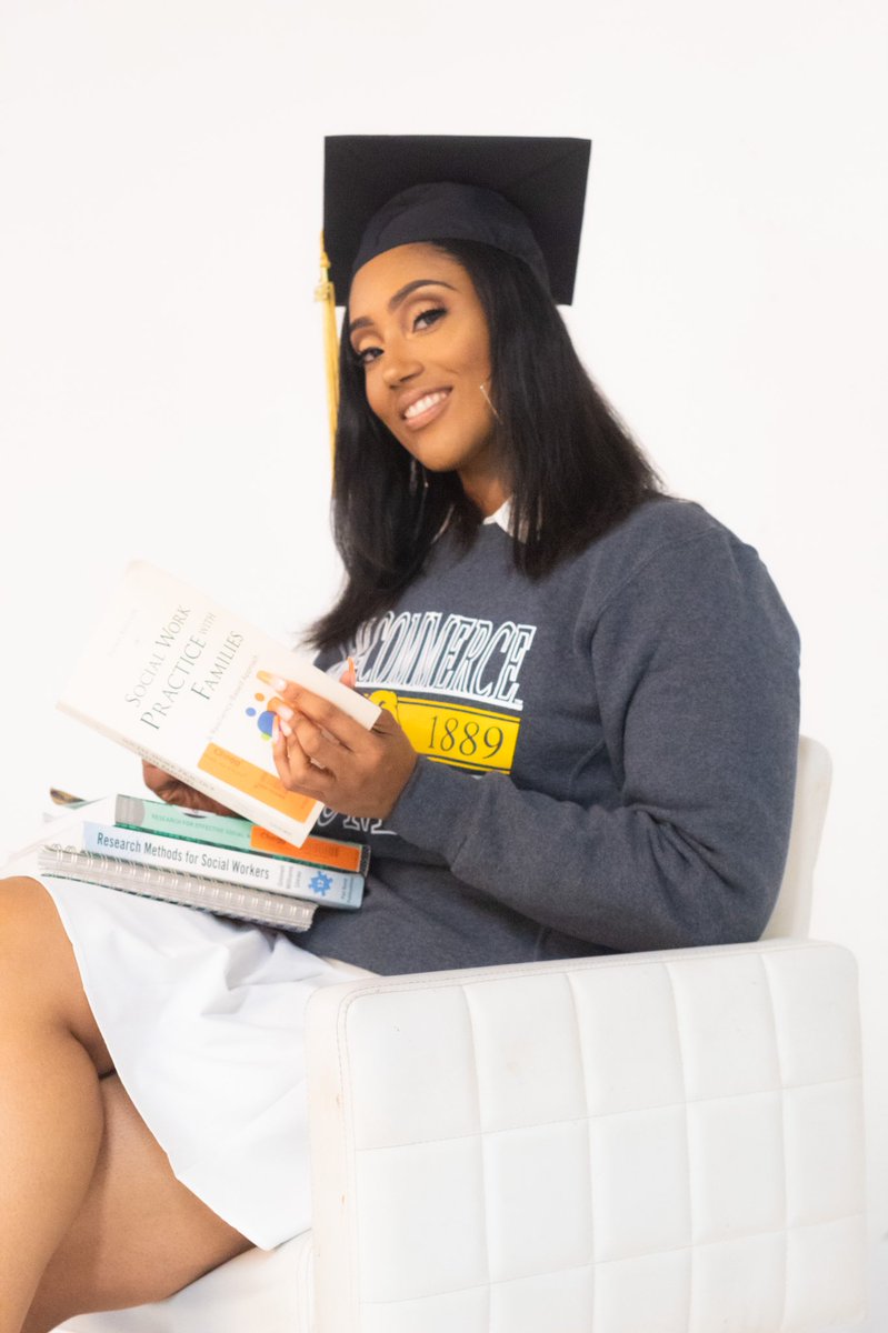 _thatoneRed's tweet photo. Forgot to post my grad pics here too ๐ #3degreeshawty #Redzgraduate https://t.co/FrufbbPkjl