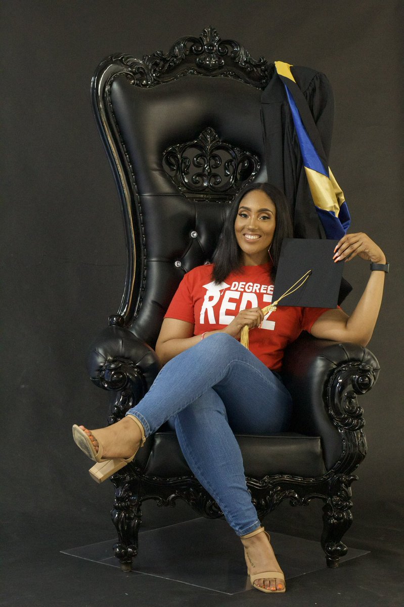 _thatoneRed's tweet photo. Forgot to post my grad pics here too ๐ #3degreeshawty #Redzgraduate https://t.co/FrufbbPkjl
