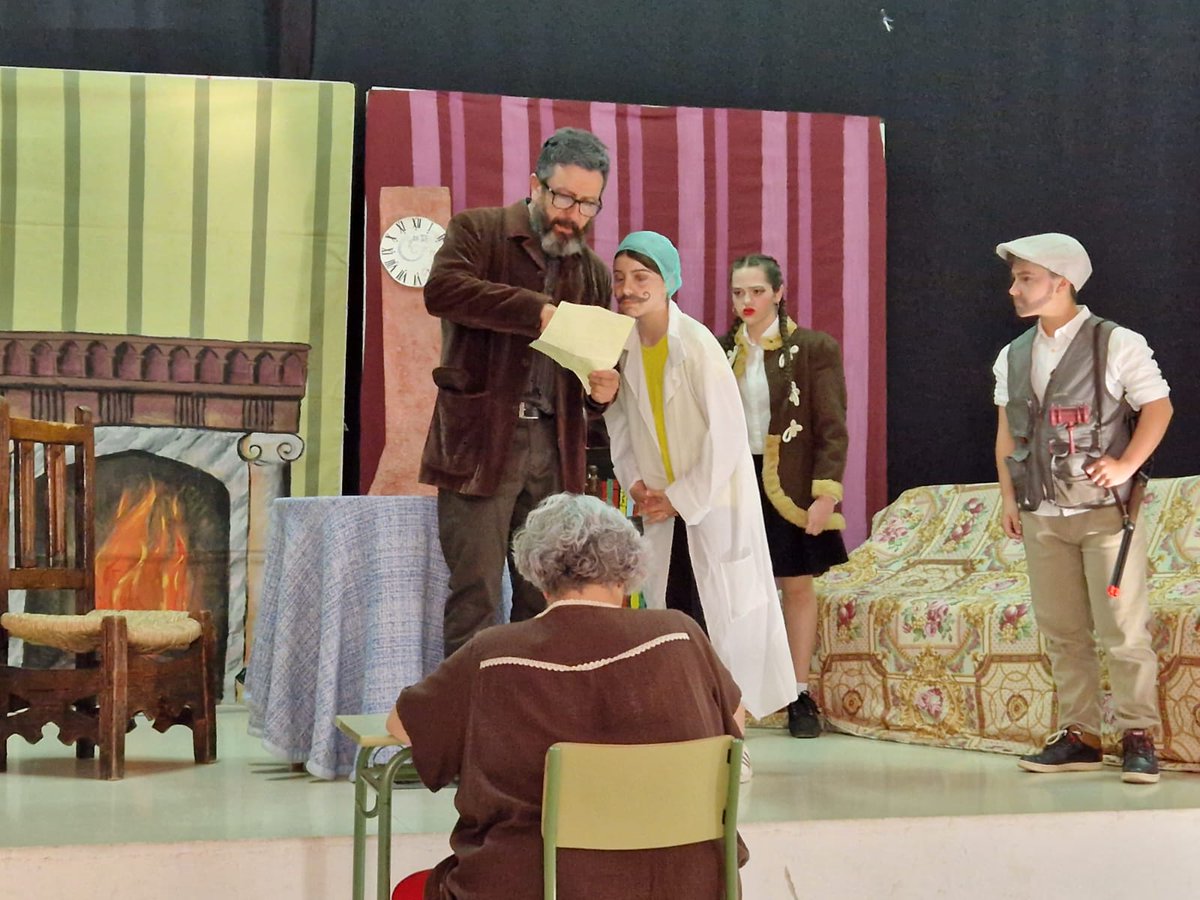 IES_FNieva's tweet photo. #Teatro en el @IES_FNieva #Valdepeñas #Elinspector de #NikoláiGógol Enhorabuena 👏 https://t.co/FpfCDALaZ4
