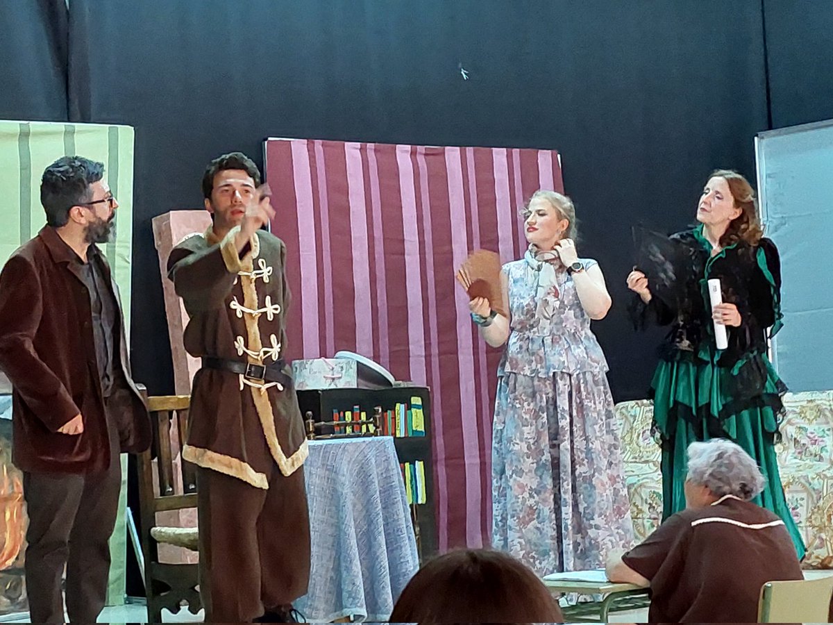 IES_FNieva's tweet photo. #Teatro en el @IES_FNieva #Valdepeñas #Elinspector de #NikoláiGógol Enhorabuena 👏 https://t.co/FpfCDALaZ4