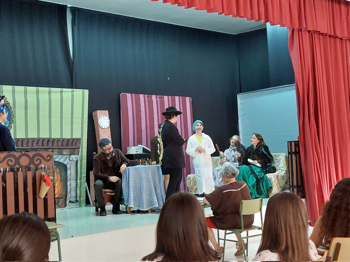 IES_FNieva's tweet photo. #Teatro en el @IES_FNieva #Valdepeñas #Elinspector de #NikoláiGógol Enhorabuena 👏 https://t.co/FpfCDALaZ4