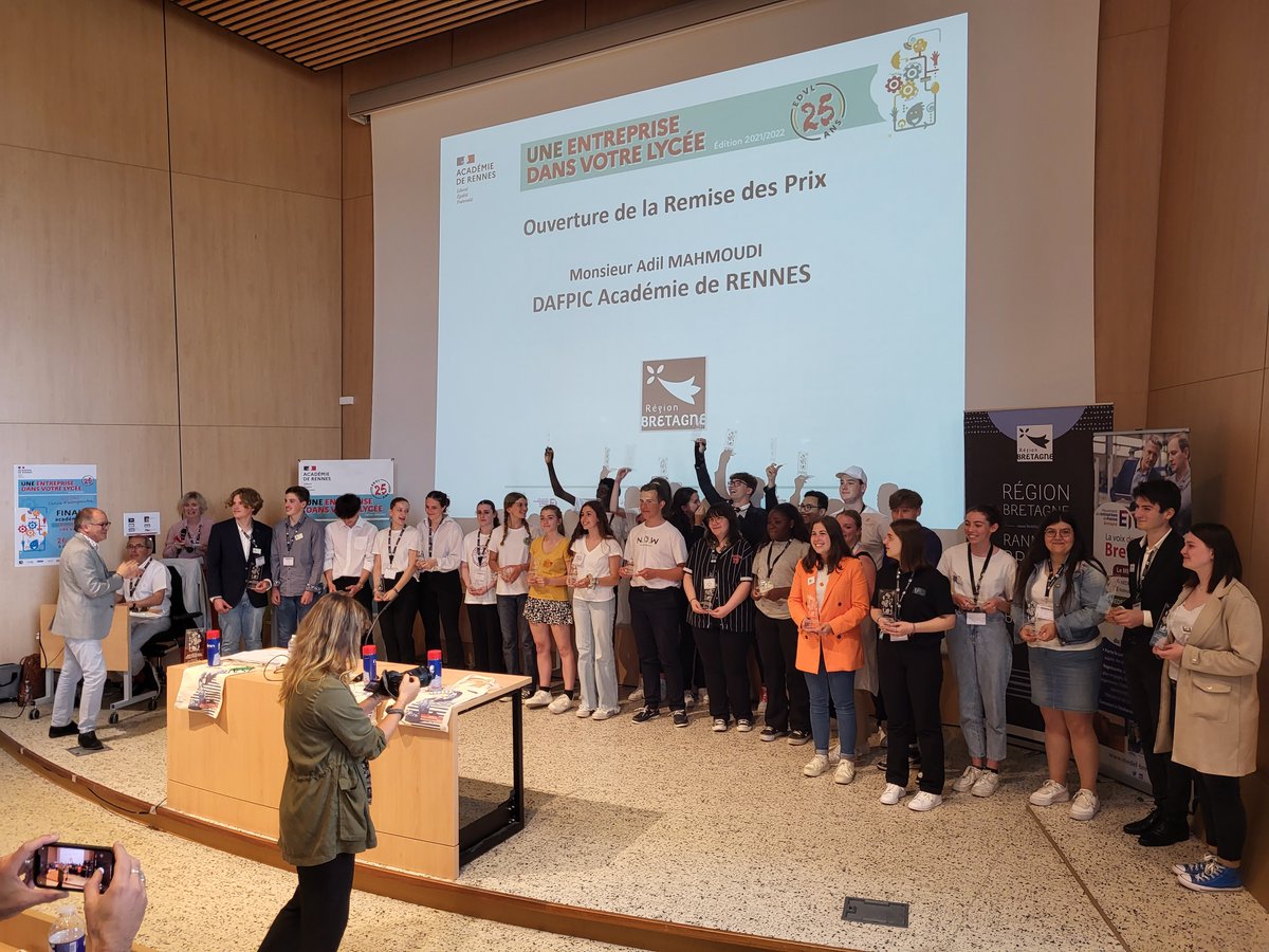 MEDEFBretagne's tweet photo. La finale et la remise des rĂ©compenses du concours Une entreprise dans votre lycĂ©e (#EDVL) de lâ@acrennes sâest dĂ©roulĂ©e hier. Alban Ragani, PrĂ©sident du @MedefMorbihan, Vice-prĂ©sident du @MEDEFBretagne a remis le prix de lâ#innovation au titre du MEDEF Bretagne. https://t.co/MzW9K0Mnv5