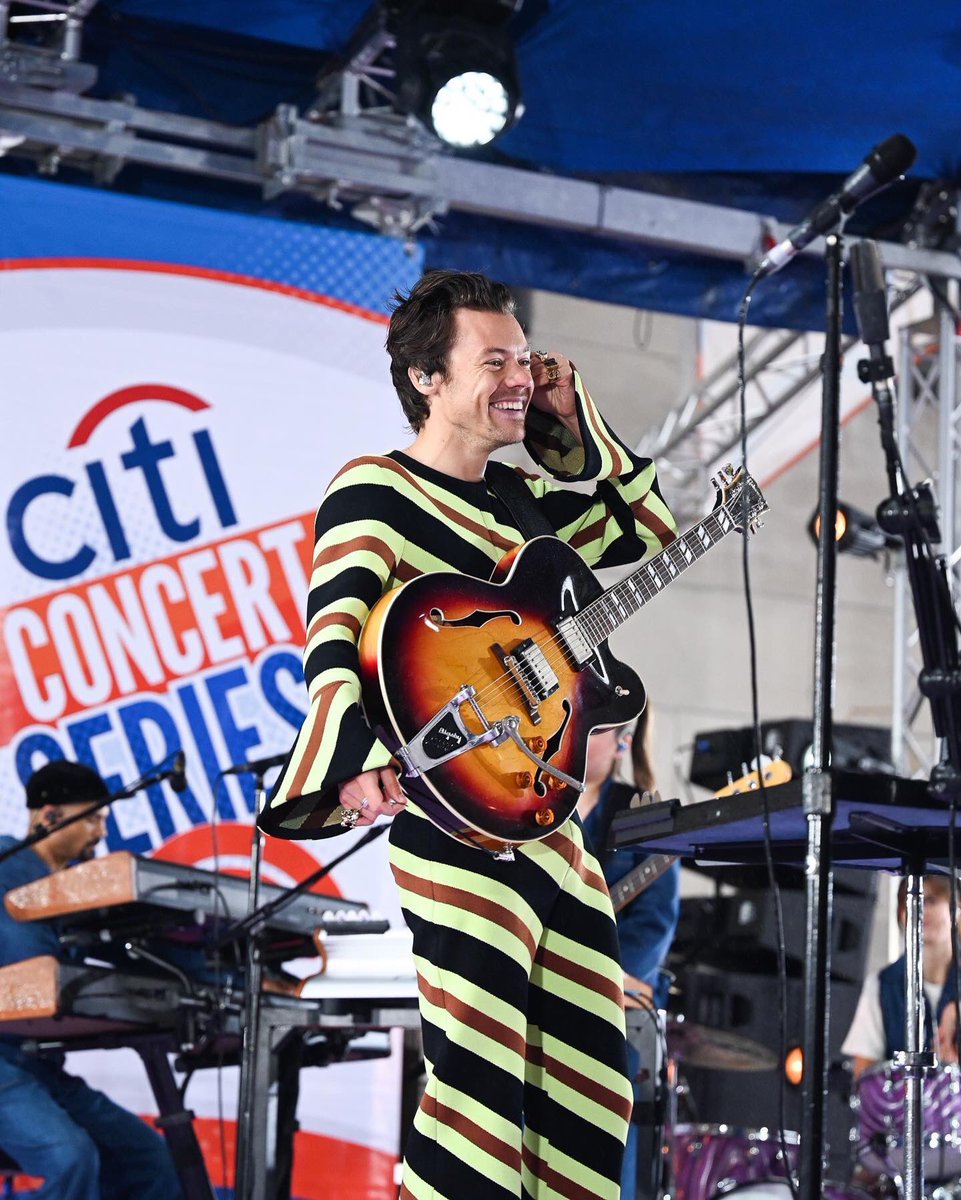 HarryArgHQ's tweet photo. (24) Más fotos de Harry ❤️
#HarryStylesTODAY https://t.co/3cvj9OYoXh