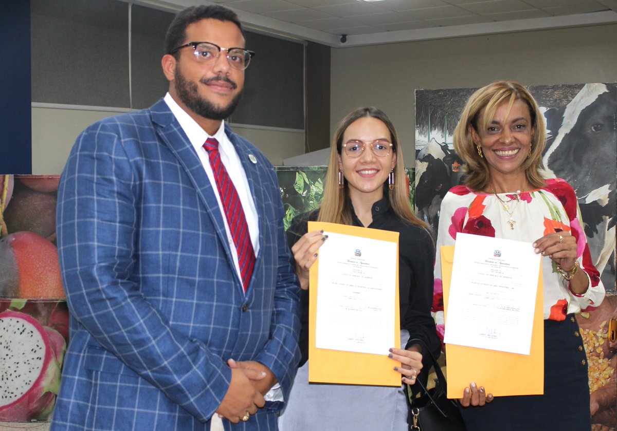 El 18 de mayo, la Oficina de Registro de Variedades Vegetales y Protección de los Derechos del Obtentor de <a href="/AgriculturaRD/">Ministerio de Agricultura RD</a>, hizo entrega de los primeros certificados de obtentor de variedades vegetales de la gestión del Ministro <a href="/limbercruzl/">Limber L. Cruz López</a>.
Más info: instagram.com/p/CdvpdwKuPCO/