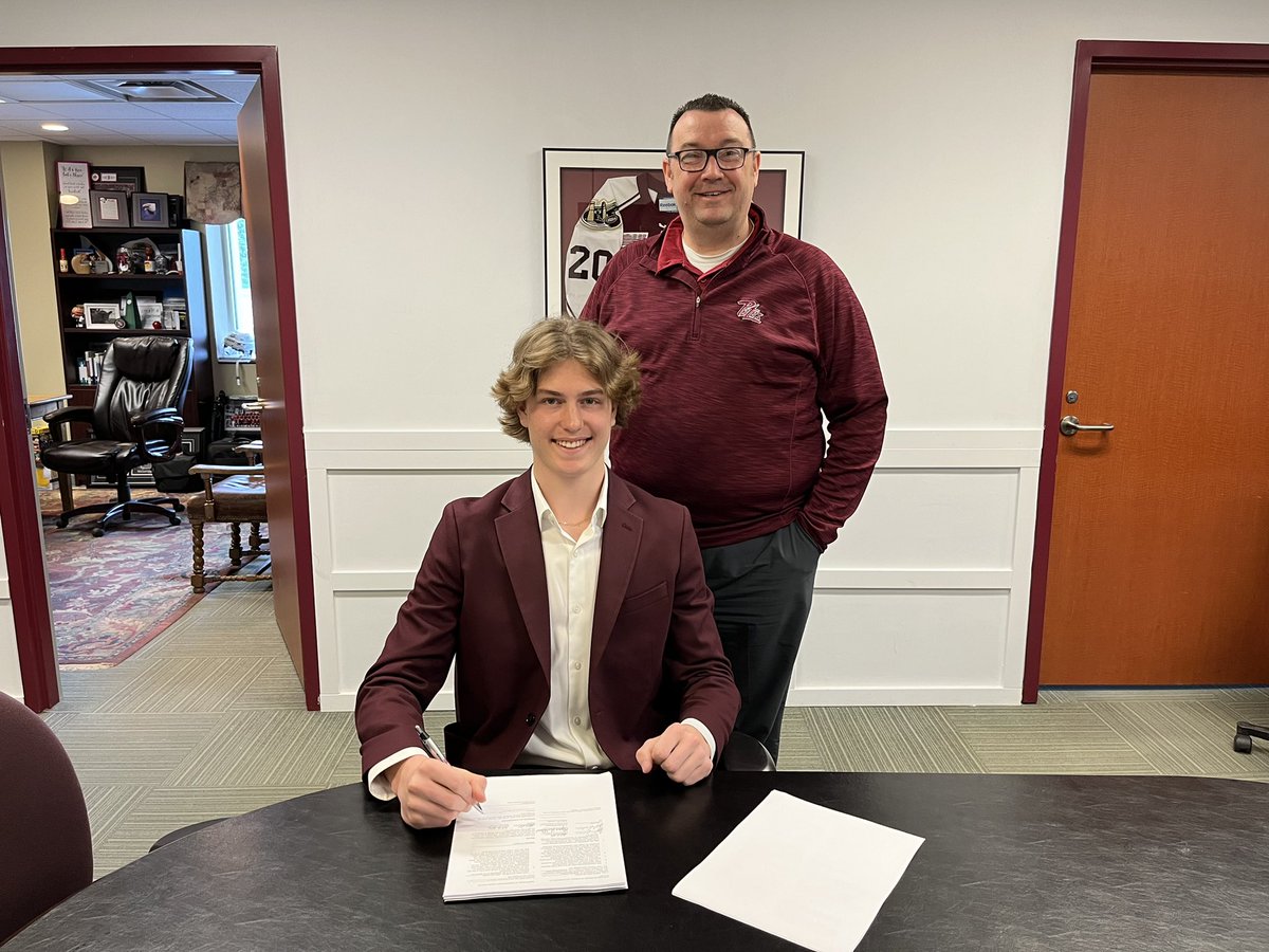 PetesOHLhockey's tweet photo. The moment pen hit paper ✍️ https://t.co/O9kVZfEbCx
