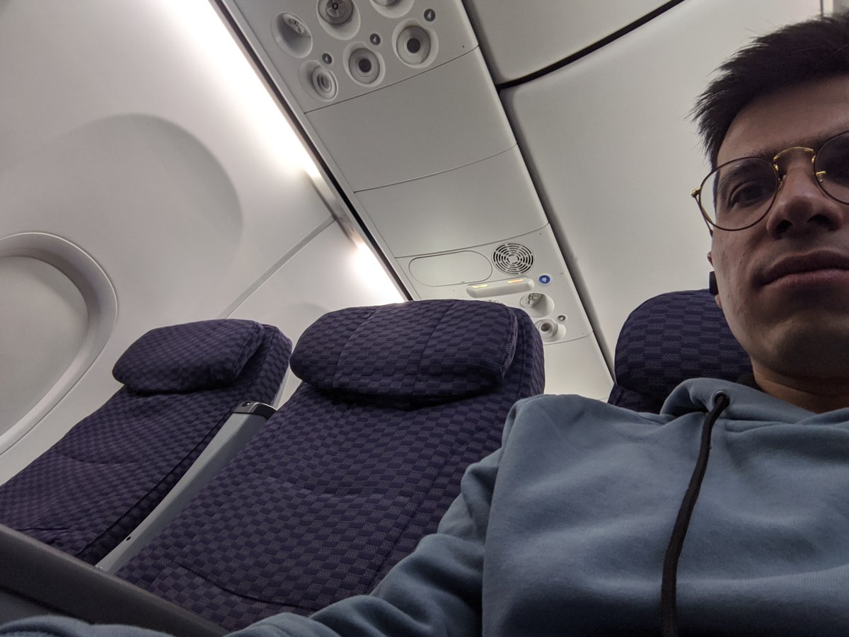 En esta foto estoy viviendo el sueño del viajero de clase turista. Más de esto en el episodio sobre aviones de <a href="/elabominablepod/">El Abominable Podcast</a> en el que estuve junto a mis queridos 𝒂𝒎𝒊𝒈𝒖𝒊𝒔.

Pasen a verlo:
youtu.be/2cYs3NmgfE4