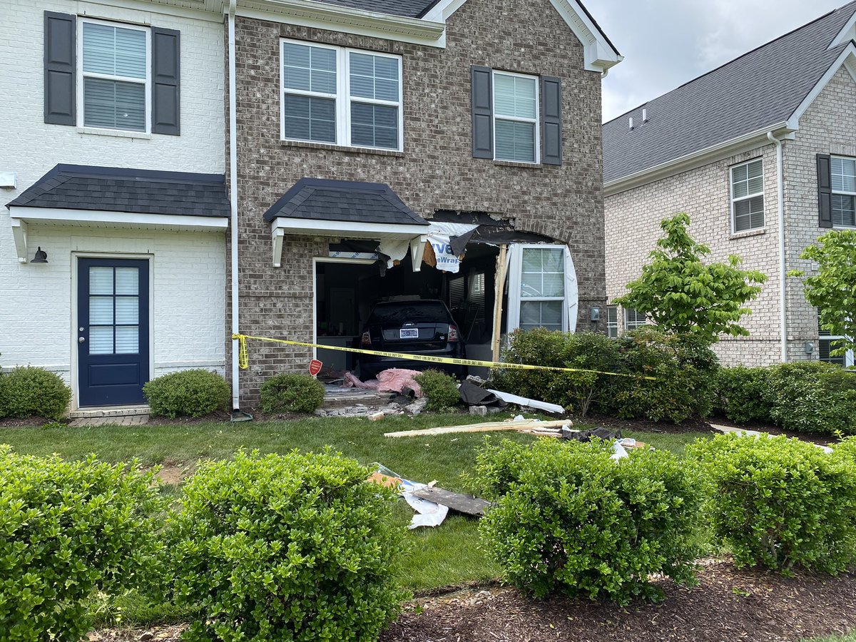 TosinfaksTV's tweet photo. This car is sitting in the living room of this home. 
Homeowner tells me normally he sits on that sofa working on Thursday morning. @WSMV https://t.co/fupNQU1969