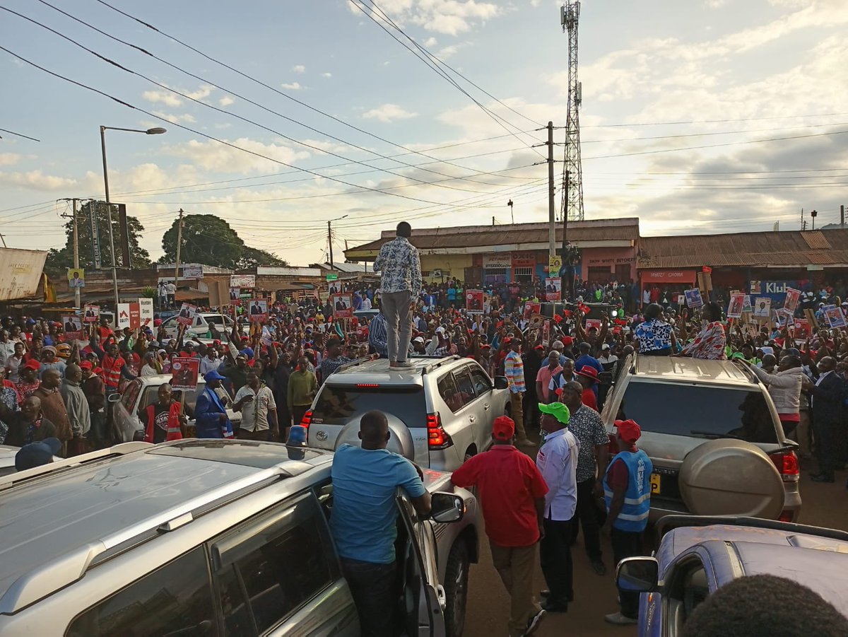 MarthaKarua's tweet photo. Embu town marks our pit stop for day 3. Thank you to the people of Embu and Tharaka Nithi County for the warm reception. We shall be back soon #Inawezekana #AzimioLaEmbu https://t.co/VD3Exr3YVL