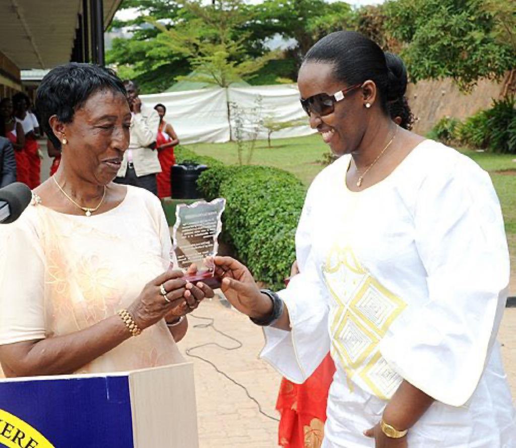 FirstLadyRwanda's tweet photo. "A good teacher is like a candle - It consumes itself to light the way for others".

Chère Directrice, vous vous êtes engagée à former plusieurs d'entre nous. Avec passion et encouragement, vous nous avez préservés. (1/2) https://t.co/nBdgMqsRaD