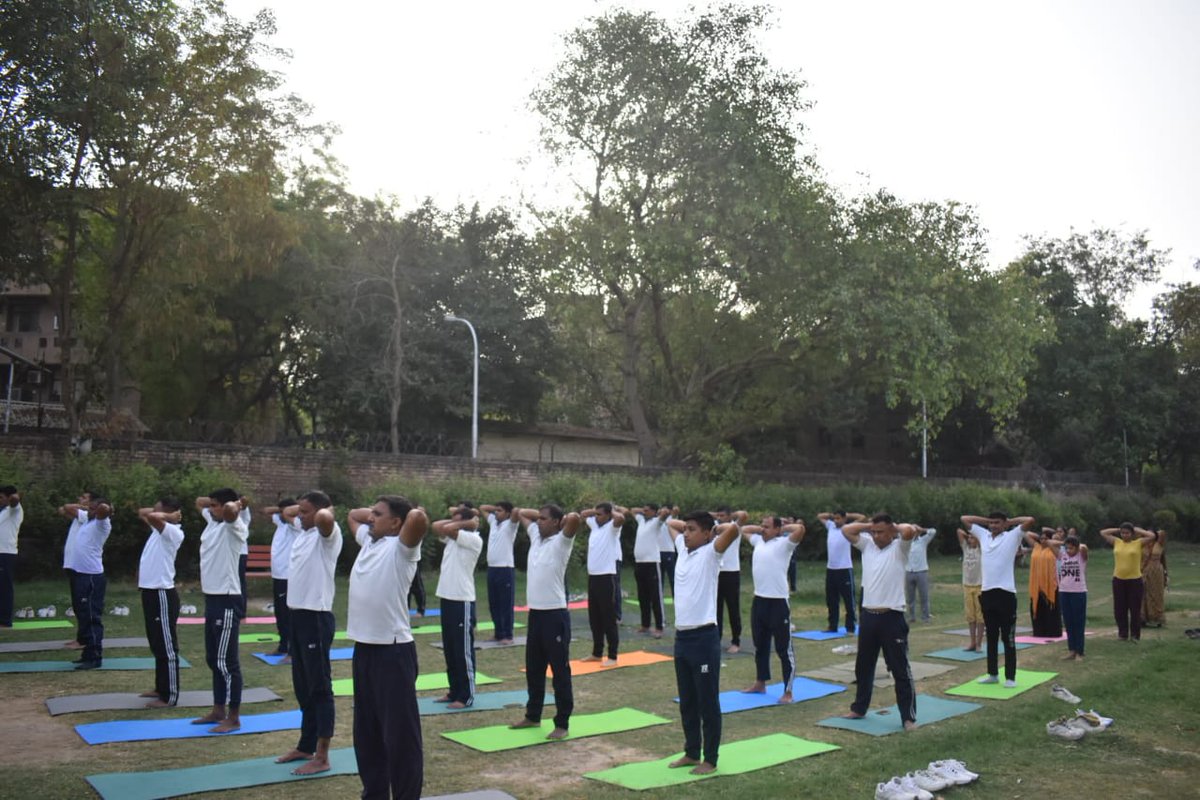 #31bn of @crpfindia @HMOIndia organized yoga session in the run of #InternationalYogaDay2022 in #smritivan #mayurvihar #NewDelhi today and spread awareness abot #yogaforlife #yogaforhealth