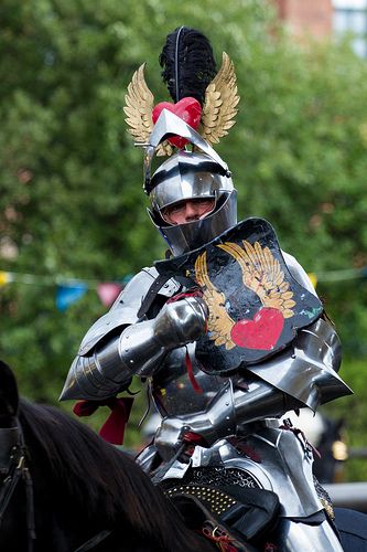 중세 갑옷들 서로 다른게 너무 많아서 헷갈린다구요?
중세는 3가지로 나뉩니다 초기 - 중기 - 후기
십자군=초기, 프랑스 왕령 복속=중기, 헨리5세 아쟁쿠르=후기 로 기억 하시면 됩니다