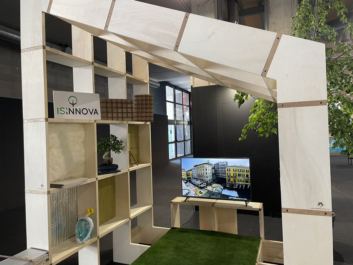 Basato inizialmente su un elemento modulare, il mattone Brix, il sistema brevettato da <a href="/isinnovasrl/">ISINNOVA Srl</a> si è evoluto impiegando travi con incastro a pettine. Con questa modalità possono essere realizzate sia pareti e solai, ma anche soppalchi, scale e arredi strutturali. #Klimahouse