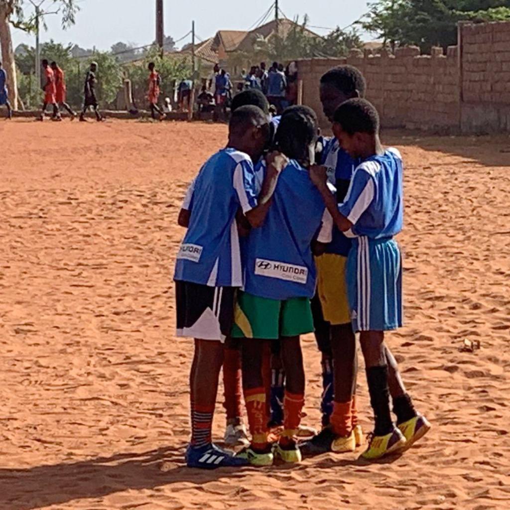 Sergio4Glez's tweet photo. Orgulloso de participar en el envío de material deportivo a Guinea-Bissau 🇬🇼 en colaboración con la Fundación del @CDLeganes y la @afutsol 🤝 El fútbol es de todos y juntos podemos dar la oportunidad a que los más pequeños se sigan formando cada vez con mejores condiciones. ⚽🌍 https://t.co/xbc5nhnJJr