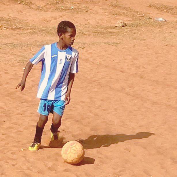 Sergio4Glez's tweet photo. Orgulloso de participar en el envío de material deportivo a Guinea-Bissau 🇬🇼 en colaboración con la Fundación del @CDLeganes y la @afutsol 🤝 El fútbol es de todos y juntos podemos dar la oportunidad a que los más pequeños se sigan formando cada vez con mejores condiciones. ⚽🌍 https://t.co/xbc5nhnJJr