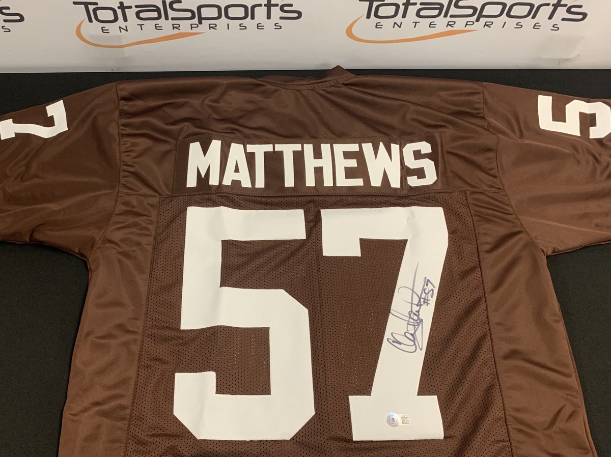 CLEMemorabilia's tweet image. We&apos;re going to give a Clay Matthews autographed jersey to someone who retweets this tweet AND follows us!

We&apos;ll pick a winner on Monday 5/23!