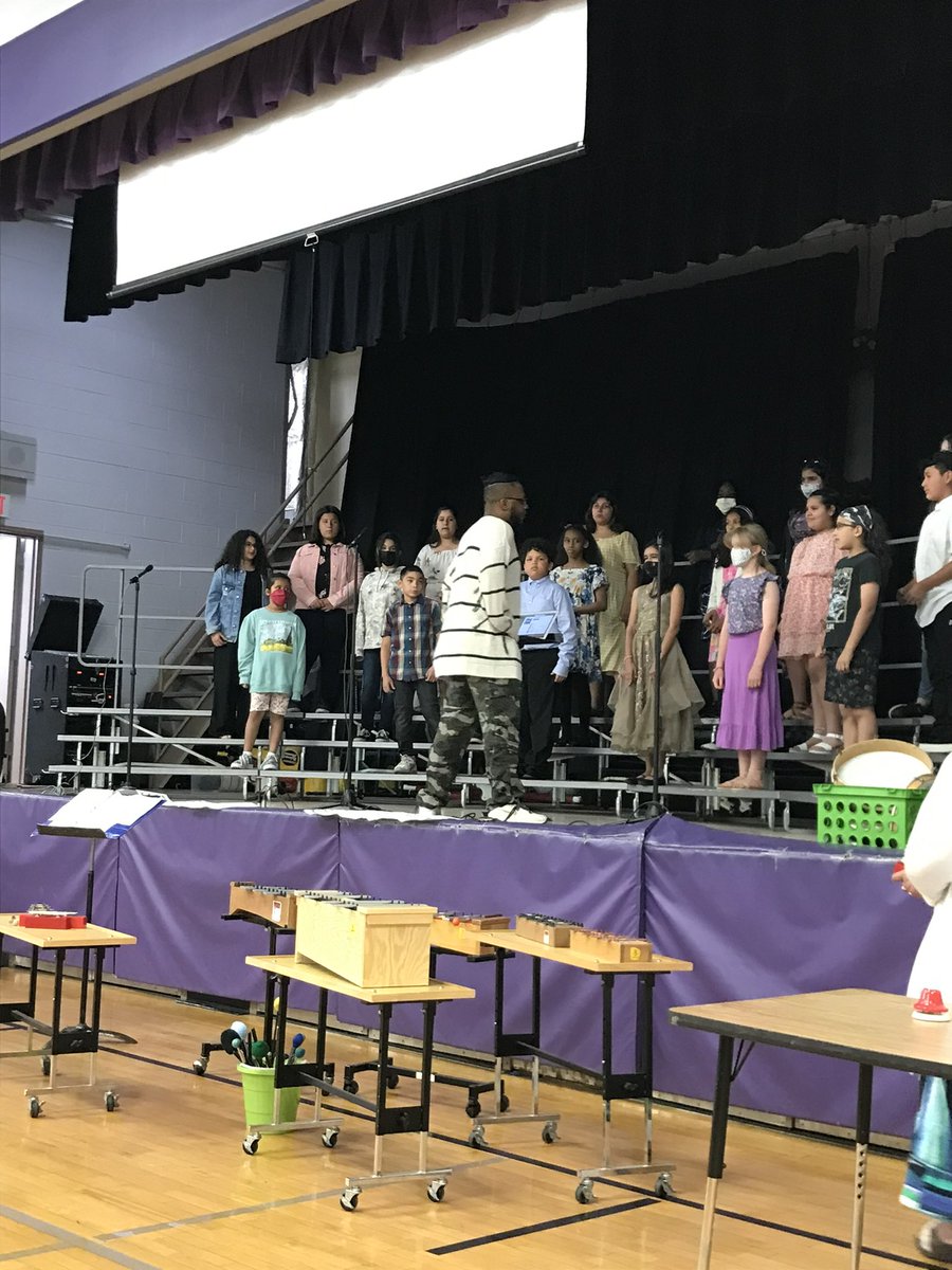 MrsEstand's tweet photo. Best concert ever!! Choir, 4th and 5th grade, and dance club did amazing!! #d123 #d123cov https://t.co/ebgaCgelng
