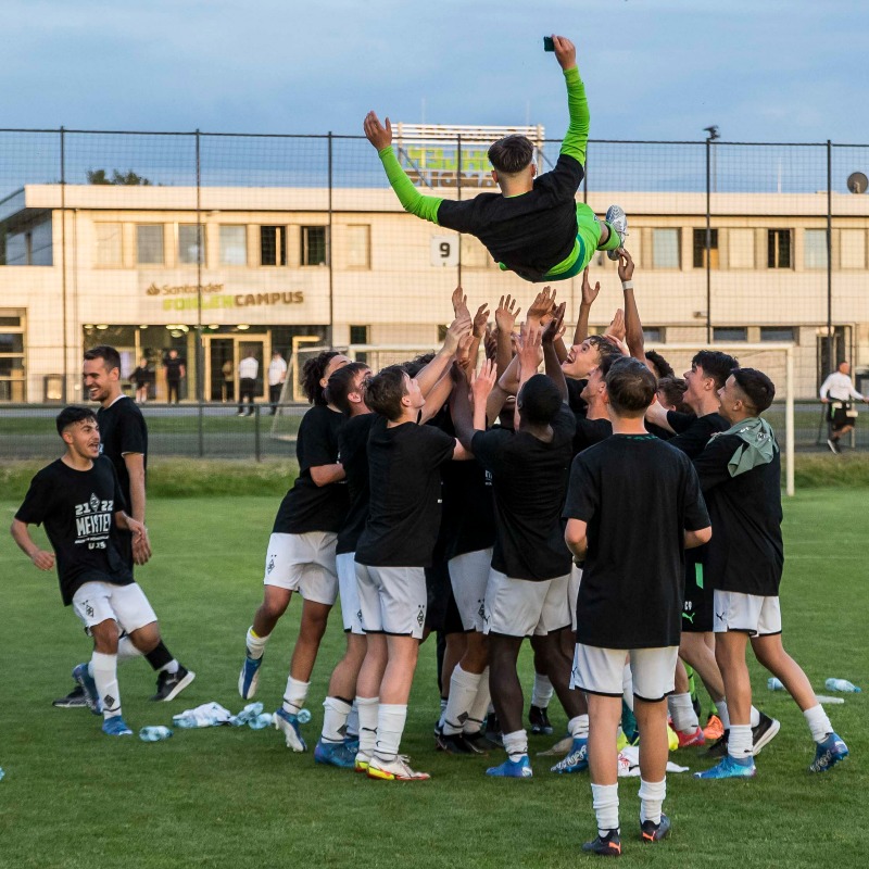 borussia's tweet photo. „Machen ALLES fürs Team - daher nehmen wir die Kraft!“ 💪

Unsere U15 konnte sich gegen den @BVB bereits vorzeitig den Titel sichern. Herzlichen Glückwunsch, Jungs! 🏆💚 #FohlenStall

🎞 Highlights &amp; Stimmen ⤵