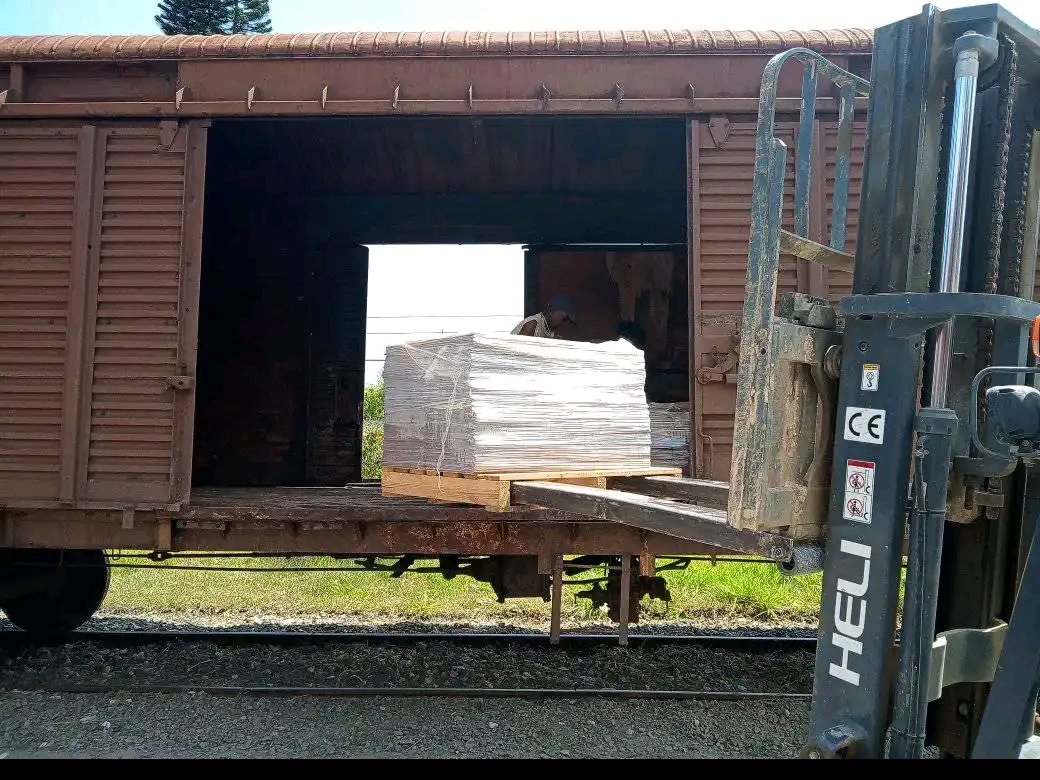 NileyanR2's tweet photo. Trabajadores de la Unidad Empresarial de Base Ferrocarriles Mayabeque retoman el traslado de losas de piso cerámico desde la Planta de la Empresa Sanvings S.A hacia la central provincia de Camagüey. 
#SantaCruzDelNorte #Mayabeque https://t.co/7Au9ltDmmL