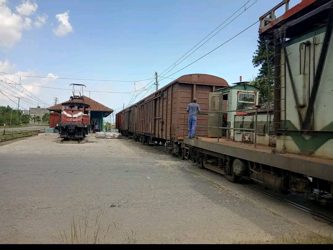 NileyanR2's tweet photo. Trabajadores de la Unidad Empresarial de Base Ferrocarriles Mayabeque retoman el traslado de losas de piso cerámico desde la Planta de la Empresa Sanvings S.A hacia la central provincia de Camagüey. 
#SantaCruzDelNorte #Mayabeque https://t.co/7Au9ltDmmL