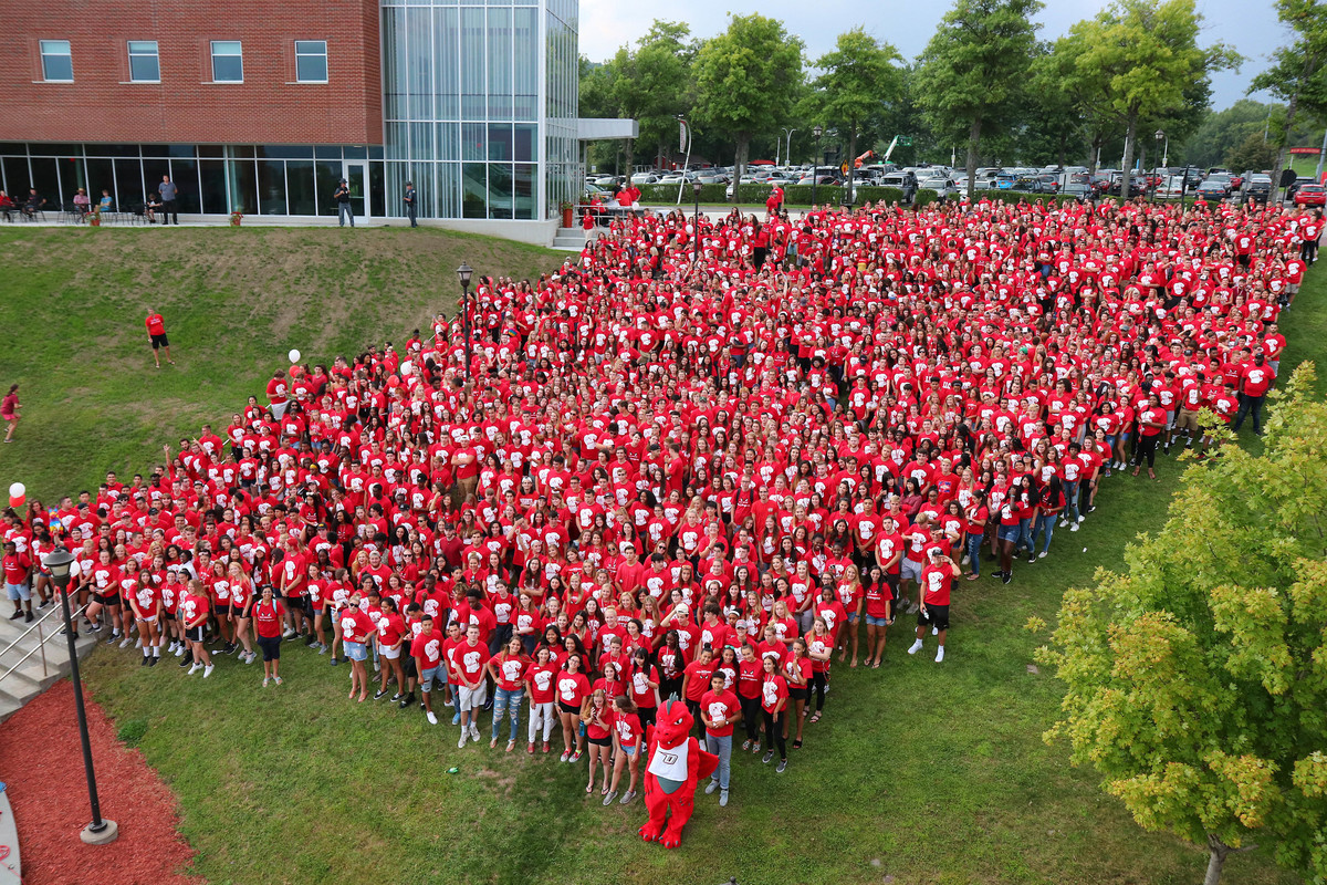 Tomorrow, members of the #Classof2022 will pass through the pillars a final time, signifying the end of their Oneonta journey. 🥲  Take a look back with us at their FIRST Pass Through the Pillars back in 2018! ⏪🥰 
See more photos on our Facebook page: facebook.com/SUNYOneonta