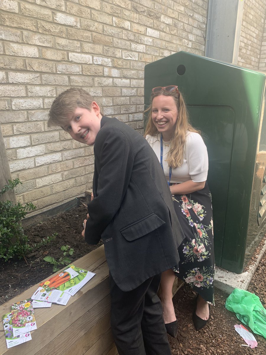 FulhamBoys_JD's tweet image. Gardening club planting potatoes today in the sunshine #welovegardening
