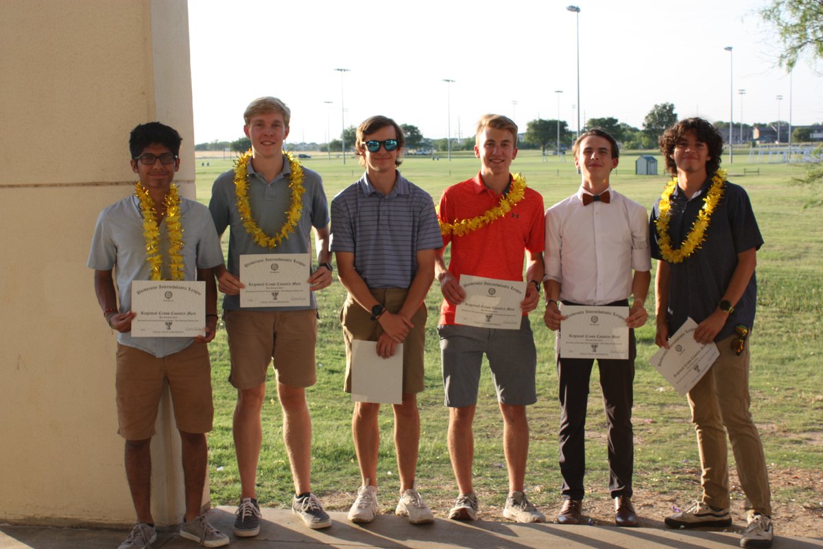 DentonBronco's tweet photo. We had a wonderful evening recognizing our outstanding athletes at the DHS cross-country banquet! These student-athletes are hard-working and dedicated both on the field and in the classroom. We are so proud of each and every one of them! @dentonisd @Denton_High @DentonISDSports https://t.co/878NyWpQSh