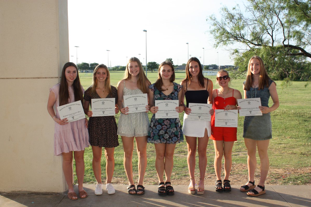 DentonBronco's tweet photo. We had a wonderful evening recognizing our outstanding athletes at the DHS cross-country banquet! These student-athletes are hard-working and dedicated both on the field and in the classroom. We are so proud of each and every one of them! @dentonisd @Denton_High @DentonISDSports https://t.co/878NyWpQSh