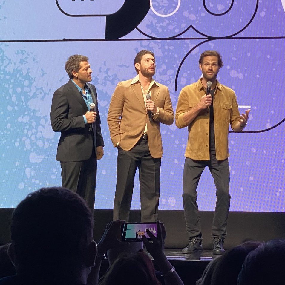 What is happening?! 😂🤡
#CWUpfronts2022