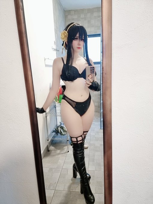 San Chan’s pics and videos